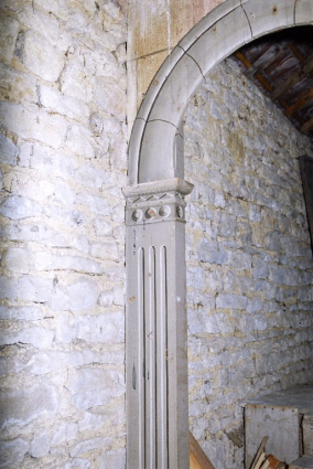 Baie côté jardin, en 2002 : détail du pilastre gauche. © Région Bourgogne-Franche-Comté, Inventaire du patrimoine Baie côté jardin, en 2002 : détail du pilastre gauche. © Région Bourgogne-Franche-Comté, Inventaire du patrimoine