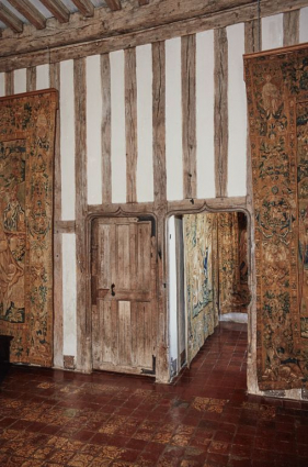 Logis principal, 1er étage, grande salle de l'appartement médiéval : portes donnant sur le dégagement et le cabinet. © Région Bourgogne-Franche-Comté, Inventaire du patrimoine Logis principal, 1er étage, grande salle de l'appartement médiéval : portes donnant sur le dégagement et le cabinet. © Région Bourgogne-Franche-Comté, Inventaire du patrimoine