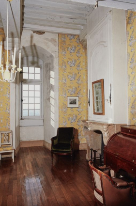 Logis principal, 1er étage, la "chambre jaune" vue depuis l'entrée. © Région Bourgogne-Franche-Comté, Inventaire du patrimoine Logis principal, 1er étage, la "chambre jaune" vue depuis l'entrée. © Région Bourgogne-Franche-Comté, Inventaire du patrimoine