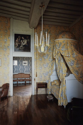 Logis principal, 1er étage, la "chambre jaune" vue en hauteur, vers l'antichambre. © Région Bourgogne-Franche-Comté, Inventaire du patrimoine Logis principal, 1er étage, la "chambre jaune" vue en hauteur, vers l'antichambre. © Région Bourgogne-Franche-Comté, Inventaire du patrimoine