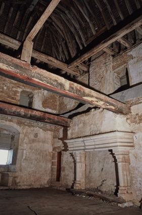 Donjon, le comble avec cheminée. © Région Bourgogne-Franche-Comté, Inventaire du patrimoine Donjon, le comble avec cheminée. © Région Bourgogne-Franche-Comté, Inventaire du patrimoine
