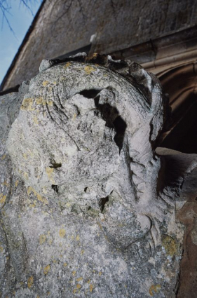 Tour sud, culot sculpté à droite de la porte. © Région Bourgogne-Franche-Comté, Inventaire du patrimoine Tour sud, culot sculpté à droite de la porte. © Région Bourgogne-Franche-Comté, Inventaire du patrimoine