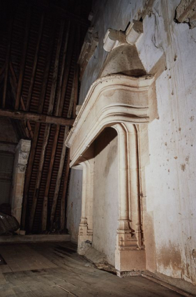 Logis principal, comble au dessus de l'appartement médiéval : cheminée adossée au mur du donjon. © Région Bourgogne-Franche-Comté, Inventaire du patrimoine Logis principal, comble au dessus de l'appartement médiéval : cheminée adossée au mur du donjon. © Région Bourgogne-Franche-Comté, Inventaire du patrimoine