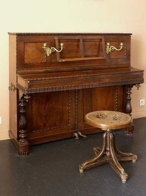 Vue d'ensemble d'un piano et de son tabouret. © Région Bourgogne-Franche-Comté, Inventaire du patrimoine Vue d'ensemble d'un piano et de son tabouret. © Région Bourgogne-Franche-Comté, Inventaire du patrimoine