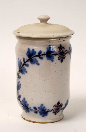 Vue d'ensemble d'un pot à pharmacie. © Région Bourgogne-Franche-Comté, Inventaire du patrimoine Vue d'ensemble d'un pot à pharmacie. © Région Bourgogne-Franche-Comté, Inventaire du patrimoine