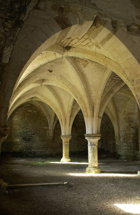Cellier : rez-de-chaussée, salle sud vue depuis la porte ouest. © Région Bourgogne-Franche-Comté, Inventaire du patrimoine