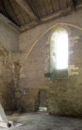 Cellier : rez-de-chaussée, salle nord (vue d'ensemble du mur ouest). © Région Bourgogne-Franche-Comté, Inventaire du patrimoine