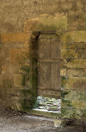 Cellier : rez-de-chaussée, salle nord, porte du mur ouest. © Région Bourgogne-Franche-Comté, Inventaire du patrimoine