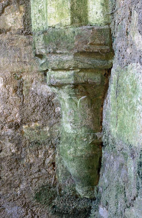 Cellier : rez-de-chaussée, salle nord, chapiteau nord-est. © Région Bourgogne-Franche-Comté, Inventaire du patrimoine