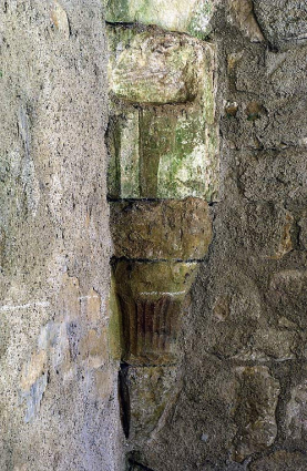 Cellier : rez-de-chaussée, salle nord, chapiteau nord-ouest. © Région Bourgogne-Franche-Comté, Inventaire du patrimoine