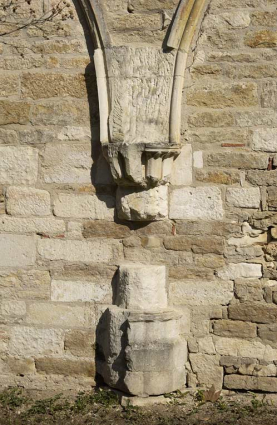 Extrémité nord de l'aile orientale : mur sud, vestiges de la salle capitulaire. © Région Bourgogne-Franche-Comté, Inventaire du patrimoine