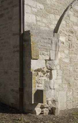 Extrémité nord de l'aile orientale : mur sud, vestiges de la salle capitulaire. © Région Bourgogne-Franche-Comté, Inventaire du patrimoine Extrémité nord de l'aile orientale : mur sud, vestiges de la salle capitulaire. © Région Bourgogne-Franche-Comté, Inventaire du patrimoine