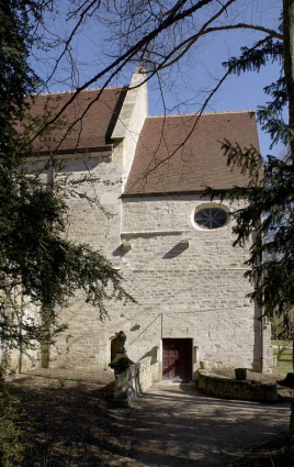Extrémité nord de l'aile orientale : élévation ouest (côté cloître), porte d'entrée de la chapelle dite des fondateurs, anciennement sacristie et armarium. © Région Bourgogne-Franche-Comté, Inventaire du patrimoine Extrémité nord de l'aile orientale : élévation ouest (côté cloître), porte d'entrée de la chapelle dite des fondateurs, anciennement sacristie et armarium. © Région Bourgogne-Franche-Comté, Inventaire du patrimoine