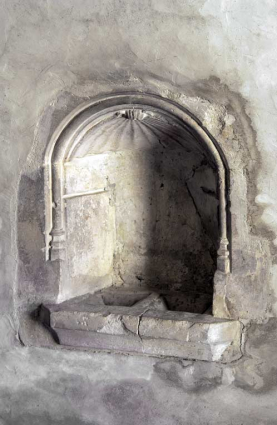 Chapelle dite des fondateurs : lavabo (mur droit de la première travée). © Région Bourgogne-Franche-Comté, Inventaire du patrimoine Chapelle dite des fondateurs : lavabo (mur droit de la première travée). © Région Bourgogne-Franche-Comté, Inventaire du patrimoine