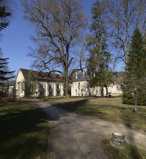 Vue du parc au sud-est des bâtiments conventuels. © Région Bourgogne-Franche-Comté, Inventaire du patrimoine