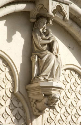 Bâtiment du réfectoire : élévation ouest, porte d'entrée néo-gothique : Vierge à l'Enfant du tympan. © Région Bourgogne-Franche-Comté, Inventaire du patrimoine