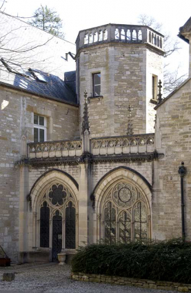 Tourelle d'escalier néo-gothique desservant la partie sud de l'aile orientale, et galerie fermée assurant la communication avec le bâtiment du réfectoire. © Région Bourgogne-Franche-Comté, Inventaire du patrimoine