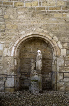 Bâtiment du réfectoire : détail du mur nord, porte d'accès au lavabo du cloître. © Région Bourgogne-Franche-Comté, Inventaire du patrimoine
