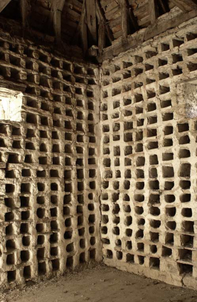 Colombier dit pigeonnier à écrevisses : boulins. © Région Bourgogne-Franche-Comté, Inventaire du patrimoine Colombier dit pigeonnier à écrevisses : boulins. © Région Bourgogne-Franche-Comté, Inventaire du patrimoine