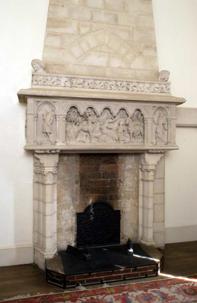 Bâtiment du réfectoire : partie sud du bâtiment (aménagement néo-gothique) : salle Charles Suisse (à l'étage), cheminée (bas-relief : la Chasse de saint Hubert). © Région Bourgogne-Franche-Comté, Inventaire du patrimoine Bâtiment du réfectoire : partie sud du bâtiment (aménagement néo-gothique) : salle Charles Suisse (à l'étage), cheminée (bas-relief : la Chasse de saint Hubert). © Région Bourgogne-Franche-Comté, Inventaire du patrimoine