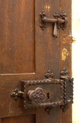 Bâtiment du réfectoire : poignée de porte, serrure et loquet néo-gothique. © Région Bourgogne-Franche-Comté, Inventaire du patrimoine Bâtiment du réfectoire : poignée de porte, serrure et loquet néo-gothique. © Région Bourgogne-Franche-Comté, Inventaire du patrimoine