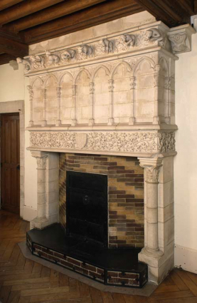 Bâtiment du réfectoire : partie sud du bâtiment (aménagement néo-gothique) : salle dite des moines (au rez-de-chaussée), cheminée. © Région Bourgogne-Franche-Comté, Inventaire du patrimoine