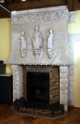 Bâtiment du réfectoire : partie sud du bâtiment (aménagement néo-gothique) : salle servant de bureau (rez-de-chaussée), cheminée. © Région Bourgogne-Franche-Comté, Inventaire du patrimoine Bâtiment du réfectoire : partie sud du bâtiment (aménagement néo-gothique) : salle servant de bureau (rez-de-chaussée), cheminée. © Région Bourgogne-Franche-Comté, Inventaire du patrimoine