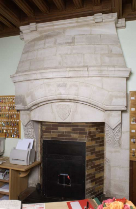 Bâtiment du réfectoire : partie sud du bâtiment (aménagement néo-gothique) : bureau d'accueil au rez-de-chaussée, cheminée. © Région Bourgogne-Franche-Comté, Inventaire du patrimoine Bâtiment du réfectoire : partie sud du bâtiment (aménagement néo-gothique) : bureau d'accueil au rez-de-chaussée, cheminée. © Région Bourgogne-Franche-Comté, Inventaire du patrimoine