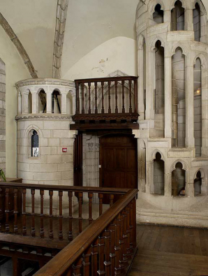 Bâtiment du réfectoire : salle néo-gothique dite "le petit réfectoire" : galerie haute et escalier en vis (à droite). © Région Bourgogne-Franche-Comté, Inventaire du patrimoine