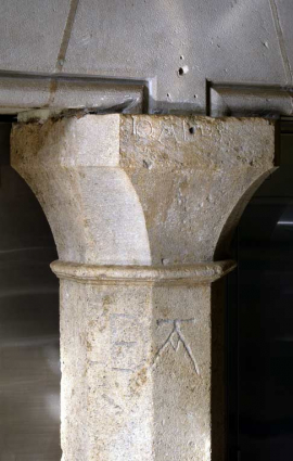 Bâtiment du réfectoire : cuisine, colonnette et chapiteau en remploi (cheminée) portant l'inscription IOANES et une marque de tâcheron (?). © Région Bourgogne-Franche-Comté, Inventaire du patrimoine