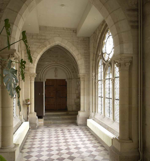 Galerie fermée assurant la communication entre le bâtiment du réfectoire et la partie sud de l'aile orientale (salle Saint-Etienne Harding) : vue prise de l'est. © Région Bourgogne-Franche-Comté, Inventaire du patrimoine