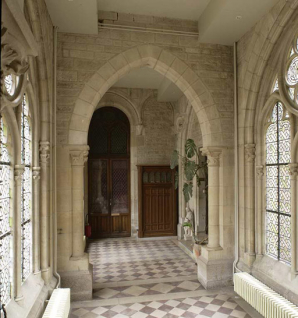 Galerie fermée assurant la communication entre le bâtiment du réfectoire et la partie sud de l'aile orientale (salle Saint-Etienne Harding) : vue prise de l'ouest. © Région Bourgogne-Franche-Comté, Inventaire du patrimoine
