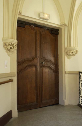 Escalier en vis néo-gothique desservant la partie sud de l'aile orientale : porte d'accès à l'étage de comble. © Région Bourgogne-Franche-Comté, Inventaire du patrimoine