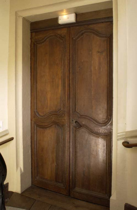 Escalier en vis néo-gothique desservant la partie sud de l'aile orientale : porte d'accès à l'étage. © Région Bourgogne-Franche-Comté, Inventaire du patrimoine
