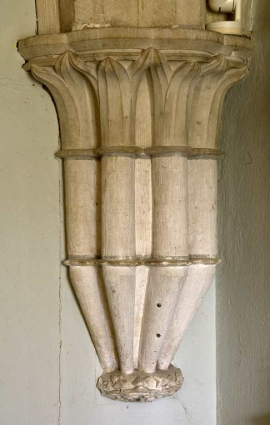 Partie sud de l'aile orientale : salle Saint-Etienne Harding, console fasciculée et chapiteaux à feuilles d'eau. © Région Bourgogne-Franche-Comté, Inventaire du patrimoine Partie sud de l'aile orientale : salle Saint-Etienne Harding, console fasciculée et chapiteaux à feuilles d'eau. © Région Bourgogne-Franche-Comté, Inventaire du patrimoine