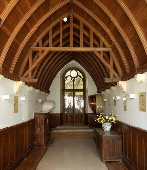 Vestibule néo-gothique entre la salle Saint-Etienne Harding et la salle Garnier II de Sombernon, et porte vitrée donnant accès à l'escalier néo-gothique qui dessert les étages. © Région Bourgogne-Franche-Comté, Inventaire du patrimoine