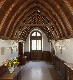 Vestibule néo-gothique entre la salle Saint-Etienne Harding et la salle Garnier II de Sombernon. © Région Bourgogne-Franche-Comté, Inventaire du patrimoine