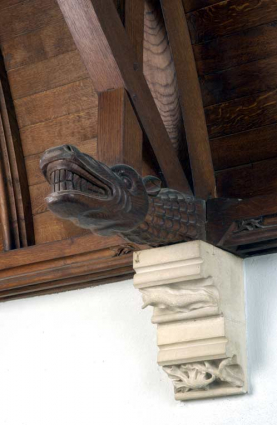Vestibule néo-gothique entre la salle Saint-Etienne Harding et la salle Garnier II de Sombernon : détail, corbeau sculpté (limace) et faux engoulant. © Région Bourgogne-Franche-Comté, Inventaire du patrimoine