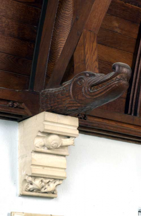 Vestibule néo-gothique entre la salle Saint-Etienne Harding et la salle Garnier II de Sombernon : détail, corbeau sculpté (escargot) et faux engoulant. © Région Bourgogne-Franche-Comté, Inventaire du patrimoine