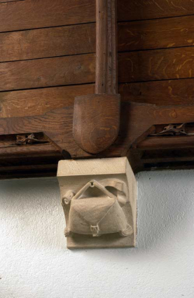 Vestibule néo-gothique entre la salle Saint-Etienne Harding et la salle Garnier II de Sombernon : détail, corbeau sculpté (besace). © Région Bourgogne-Franche-Comté, Inventaire du patrimoine Vestibule néo-gothique entre la salle Saint-Etienne Harding et la salle Garnier II de Sombernon : détail, corbeau sculpté (besace). © Région Bourgogne-Franche-Comté, Inventaire du patrimoine