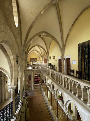 Bâtiment du réfectoire : partie sud du bâtiment (aménagement néo-gothique) : galeries basse et haute, et vestibule (vue prise depuis le sud). © Région Bourgogne-Franche-Comté, Inventaire du patrimoine Bâtiment du réfectoire : partie sud du bâtiment (aménagement néo-gothique) : galeries basse et haute, et vestibule (vue prise depuis le sud). © Région Bourgogne-Franche-Comté, Inventaire du patrimoine
