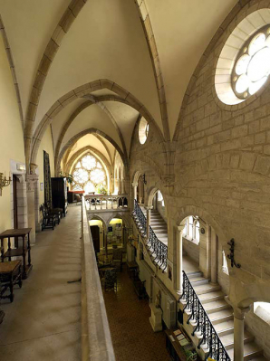 Bâtiment du réfectoire : partie sud du bâtiment (aménagement néo-gothique) : escalier et galerie haute (vue prise depuis le nord). © Région Bourgogne-Franche-Comté, Inventaire du patrimoine
