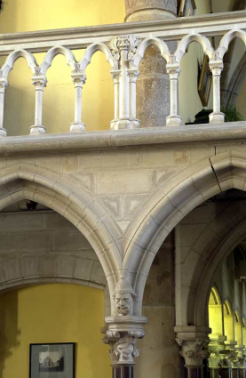 Bâtiment du réfectoire : réfectoire néo-gothique, garde-corps de la galerie haute et décor sculpté de la galerie basse. © Région Bourgogne-Franche-Comté, Inventaire du patrimoine