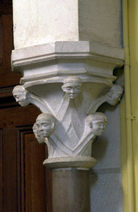 Bâtiment du réfectoire : réfectoire néo-gothique, chapiteau (sous la galerie, à droite de la porte de la cuisine). © Région Bourgogne-Franche-Comté, Inventaire du patrimoine