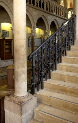 Bâtiment du réfectoire : partie sud du bâtiment (aménagement néo-gothique) : escalier. © Région Bourgogne-Franche-Comté, Inventaire du patrimoine