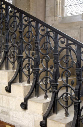 Bâtiment du réfectoire : partie sud du bâtiment (aménagement néo-gothique) : escalier, rampe d'appui en fer forgé, exécutée par Alexandre Chaussenot. © Région Bourgogne-Franche-Comté, Inventaire du patrimoine