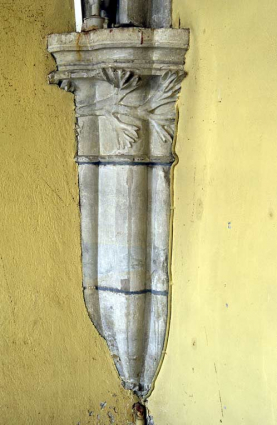 Bâtiment du réfectoire : culot fasciculé à chapiteau feuillagé (13e siècle). © Région Bourgogne-Franche-Comté, Inventaire du patrimoine