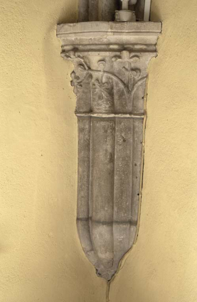 Bâtiment du réfectoire : culot fasciculé à chapiteaux feuillagés (13e siècle). © Région Bourgogne-Franche-Comté, Inventaire du patrimoine Bâtiment du réfectoire : culot fasciculé à chapiteaux feuillagés (13e siècle). © Région Bourgogne-Franche-Comté, Inventaire du patrimoine