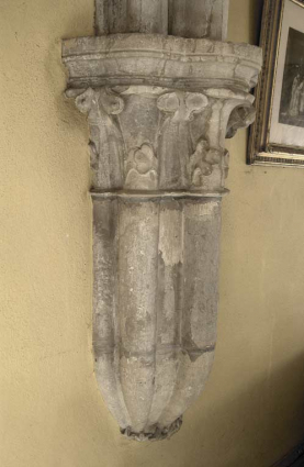 Bâtiment du réfectoire : culot fasciculé à chapiteaux feuillagés (13e siècle). © Région Bourgogne-Franche-Comté, Inventaire du patrimoine