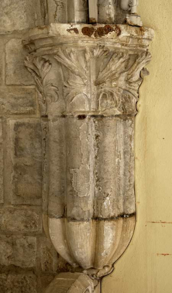 Bâtiment du réfectoire : culot fasciculé à chapiteaux feuillagés (13e siècle). © Région Bourgogne-Franche-Comté, Inventaire du patrimoine